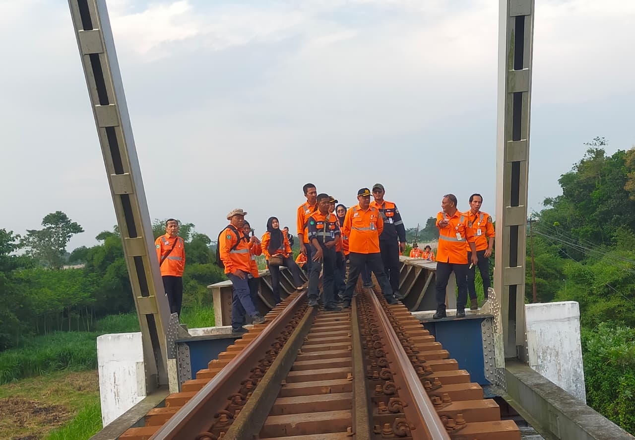 Jaga Keandalan Perjalanan Kereta Api, KAI Daop 7 Madiun Lakukan Pengecekan Sarana dan Prasarana Melalui Lori Dresin