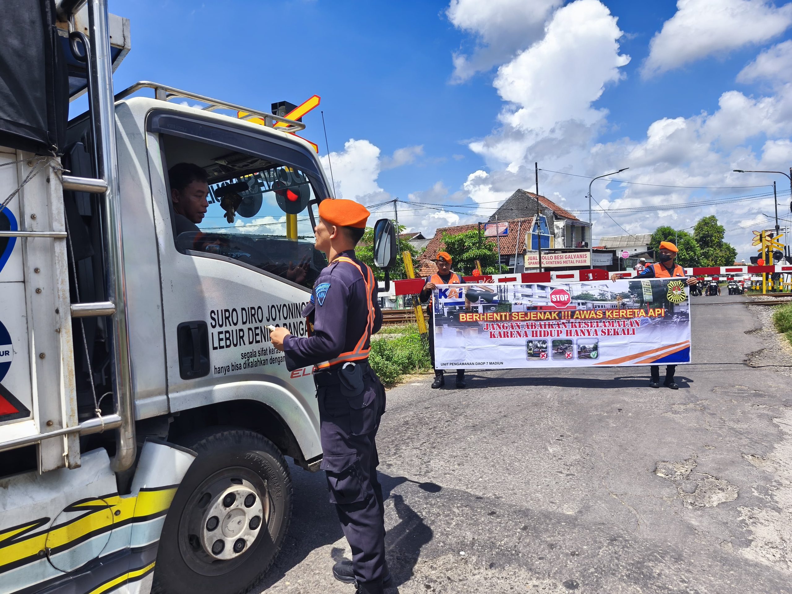 KAI Daop 7 Madiun Ajak Masyarakat Disiplin Saat Melintas di Perlintasan Sebidang
