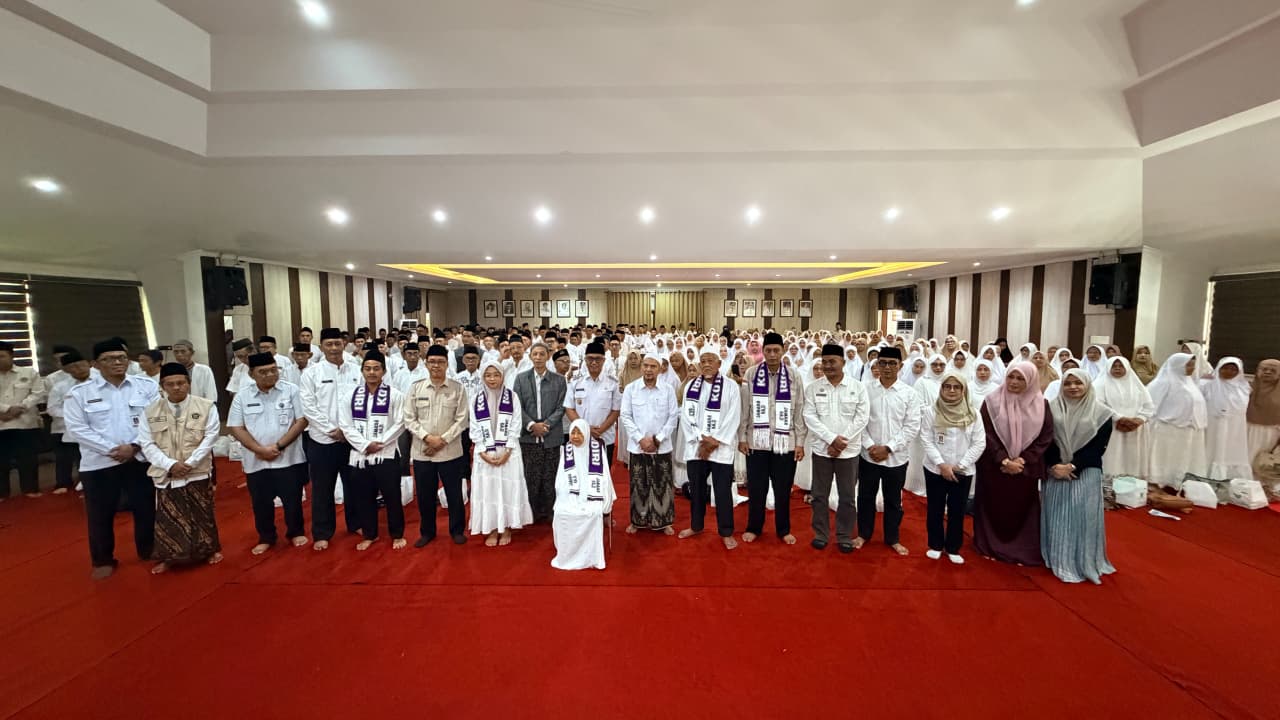 Gus Qowim Lepas 281 Jemaah Haji Kota Kediri, Pesan Jaga Kesehatan dan Kekompakan