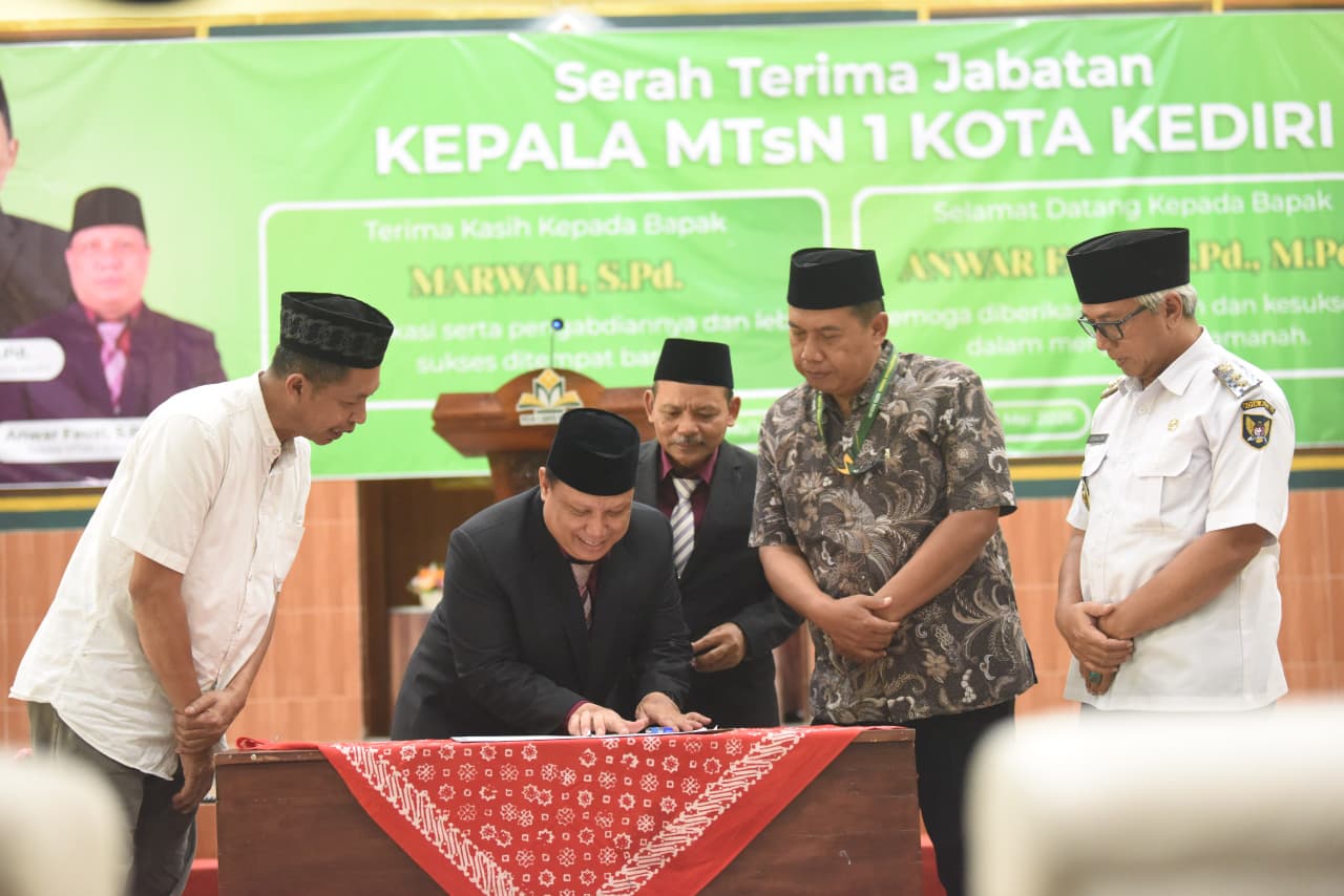 Hadiri Sertijab Kepala MTsN 1 Kota Kediri, Gus Qowim Dorong Inovasi Pendidikan