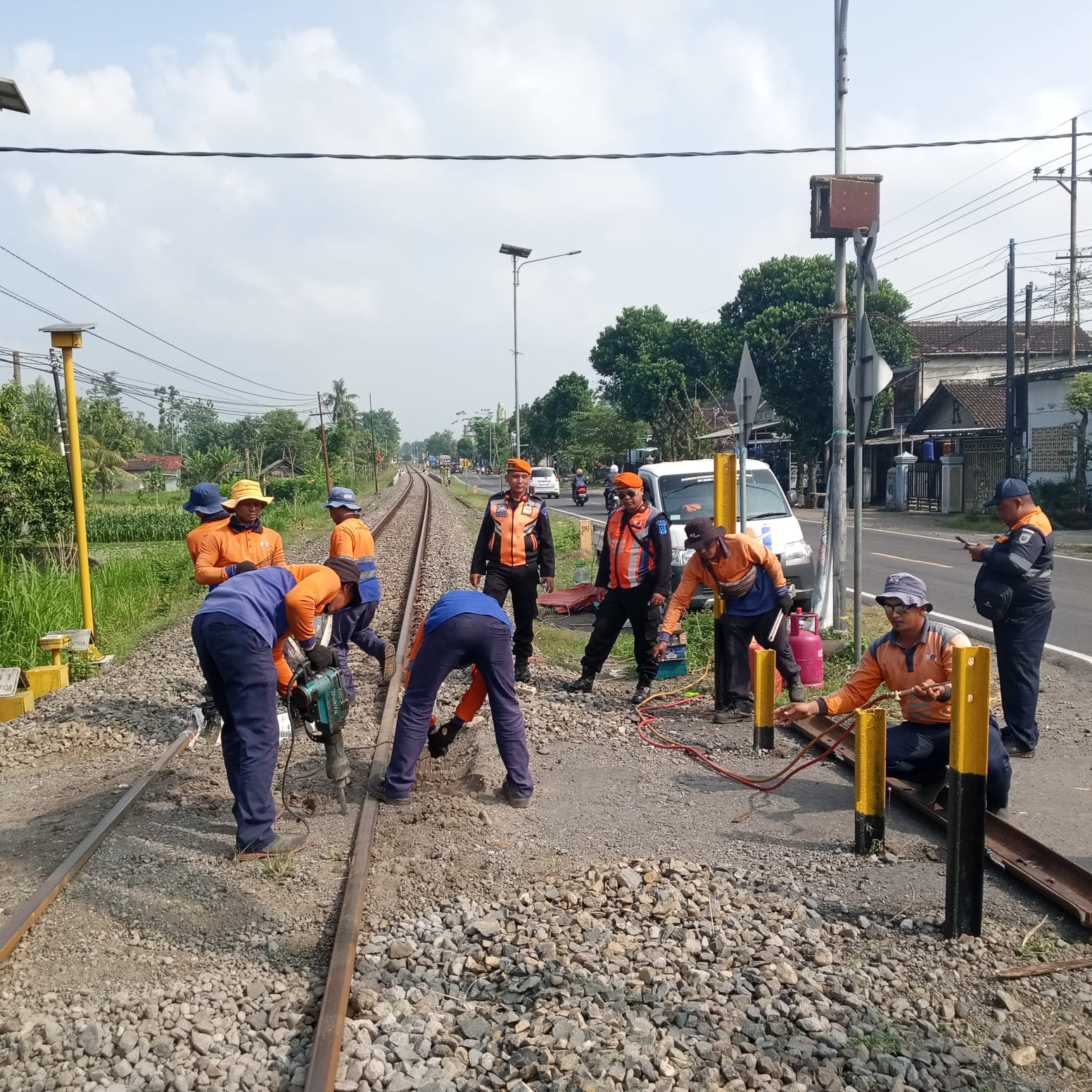 Tingkatkan Keselamatan Perjalanan KA, KAI Daop 7 Tutup Perlintasan Liar di Wilayah Kabupaten Blitar