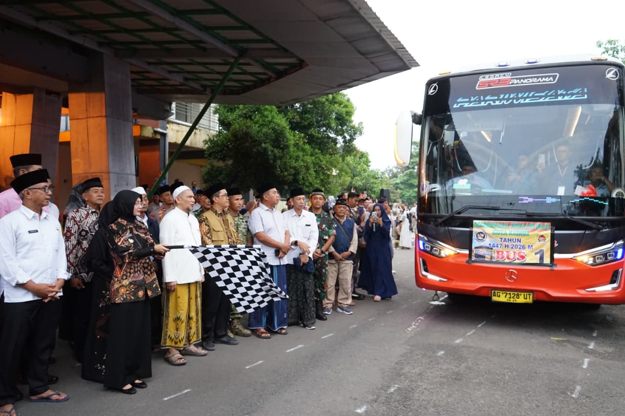 Berangkatkan 280 Calon Jemaah Haji Kota Kediri, Mbak Wali Pesan Jamaah Jaga Kesehatan dan Kekompakkan