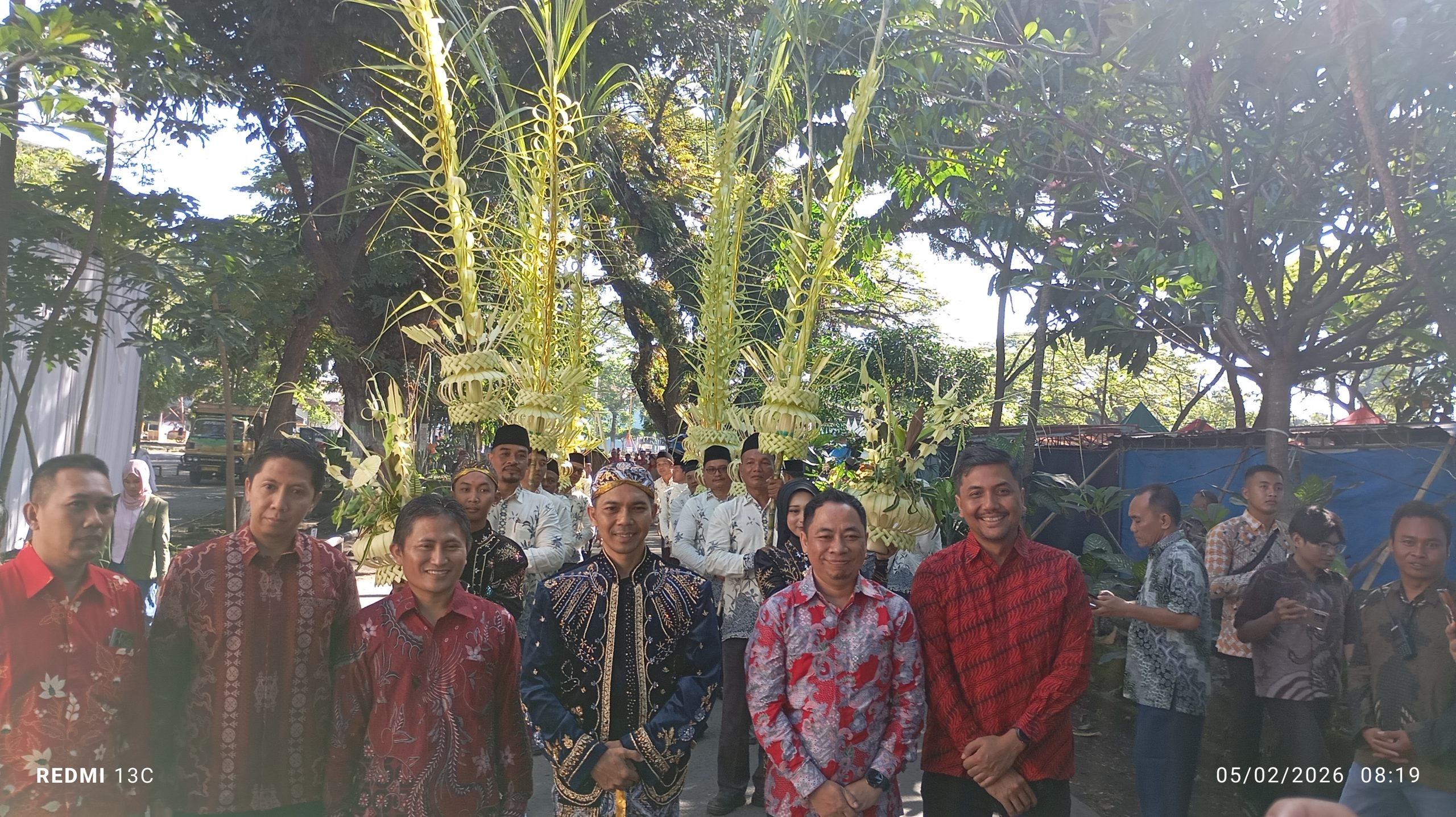 Arak-arakan Tebu Berhias Janur Kuning Meriahkan Prosesi Manten Tebu di Pabrik Gula Ngadiredjo Kediri