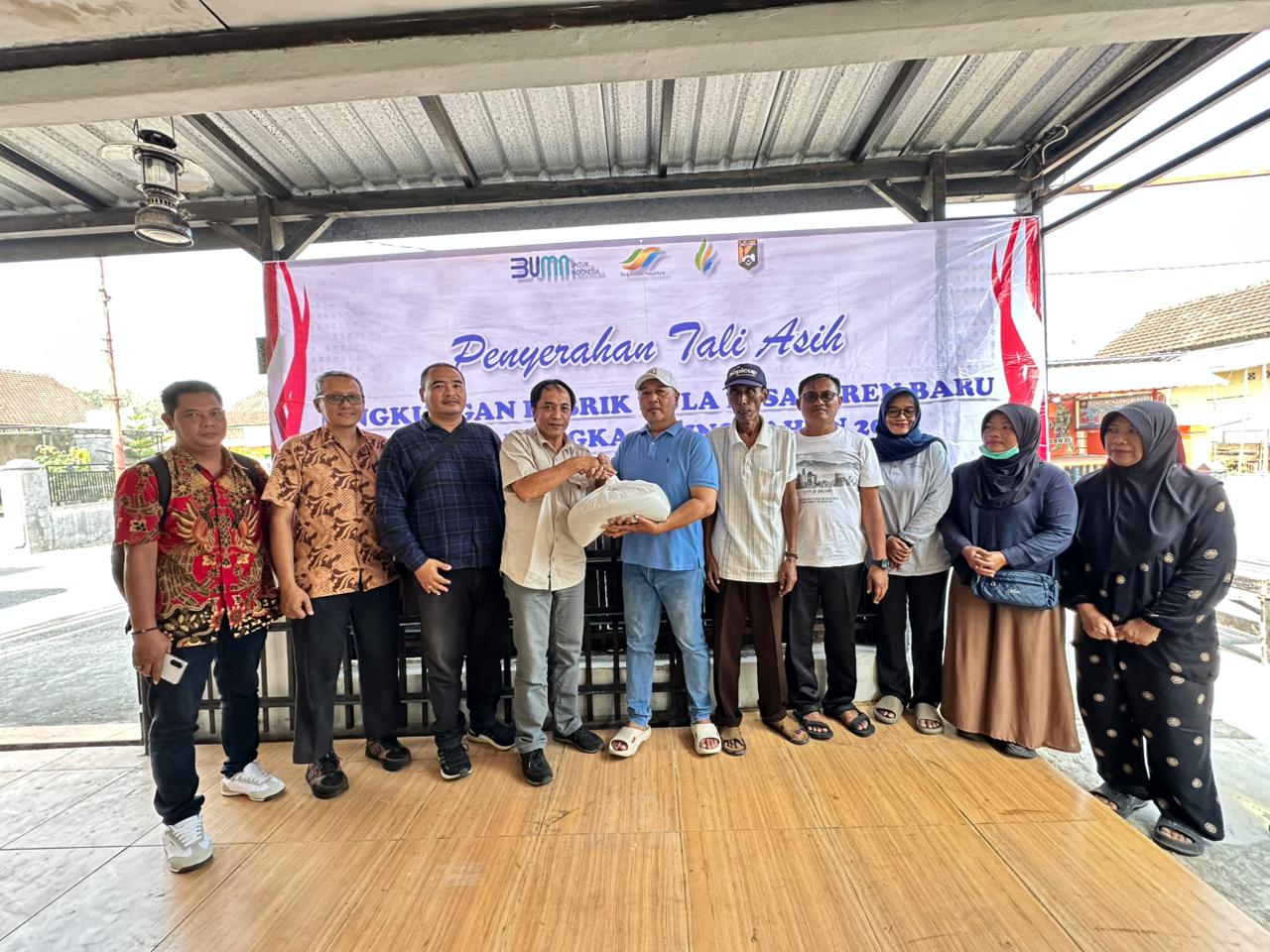 PG Pesantren Baru Salurkan CSR Paket Gula Sebagai Tali Asih Untuk Warga Lingkungan Pabrik