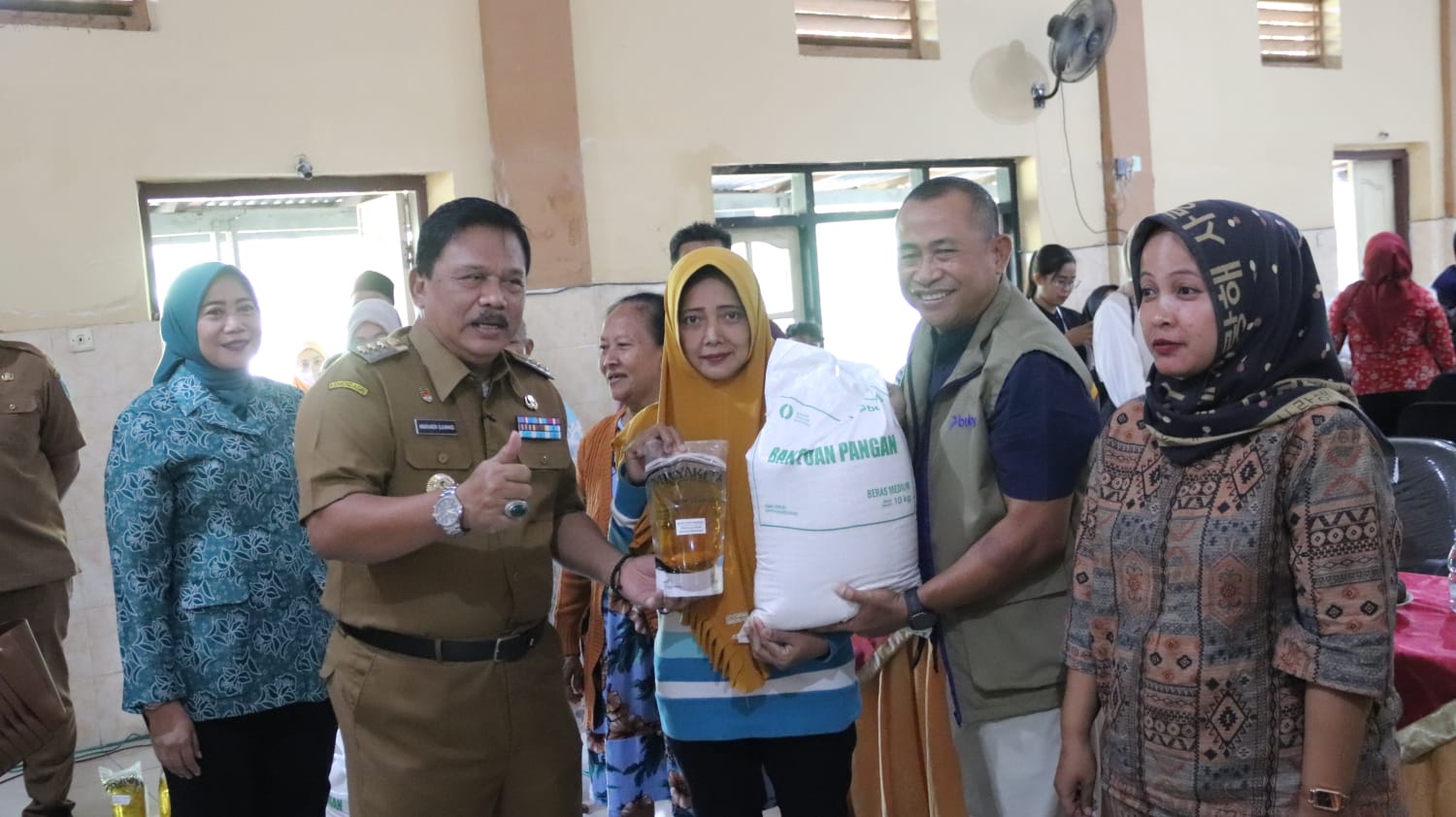 1.104 Warga Desa Begadung Nganjuk Menerima Beras dan Minyak Goreng Bantuan Pangan
