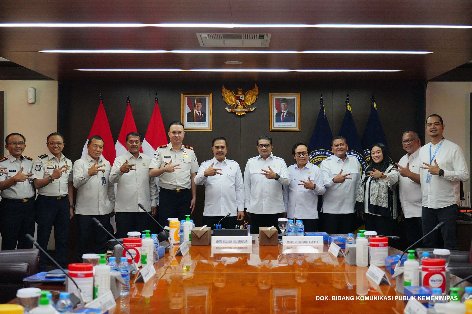 Tindak Lanjuti Aduan Masyarakat, Pemerintah Telah Deportasi 25 Fotografer Asing Ilegal