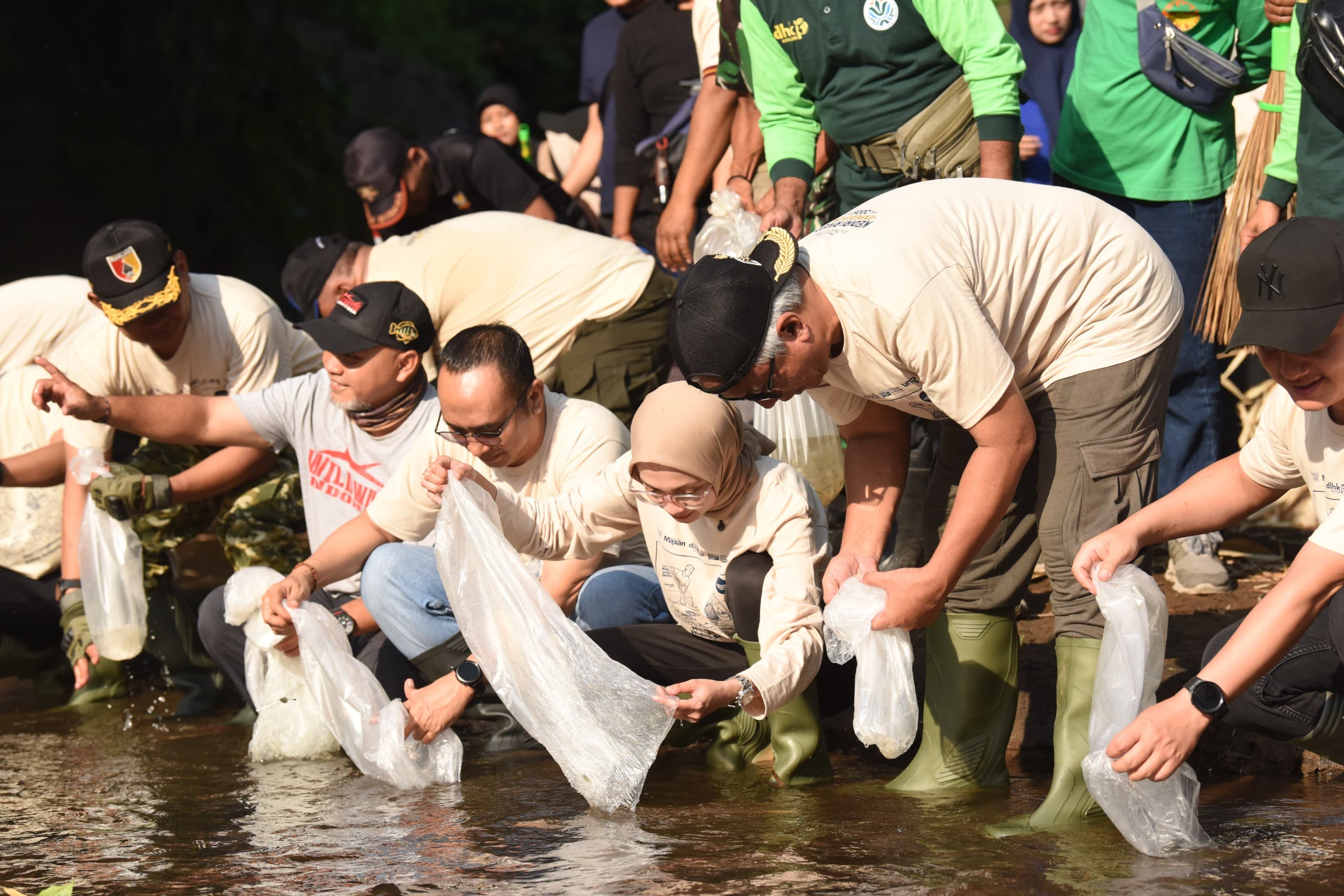 Peringati Hari Lingkungan Hidup Sedunia, Mbak Wali Pimpin Kerja Bakti Bersihkan Sungai Kedak