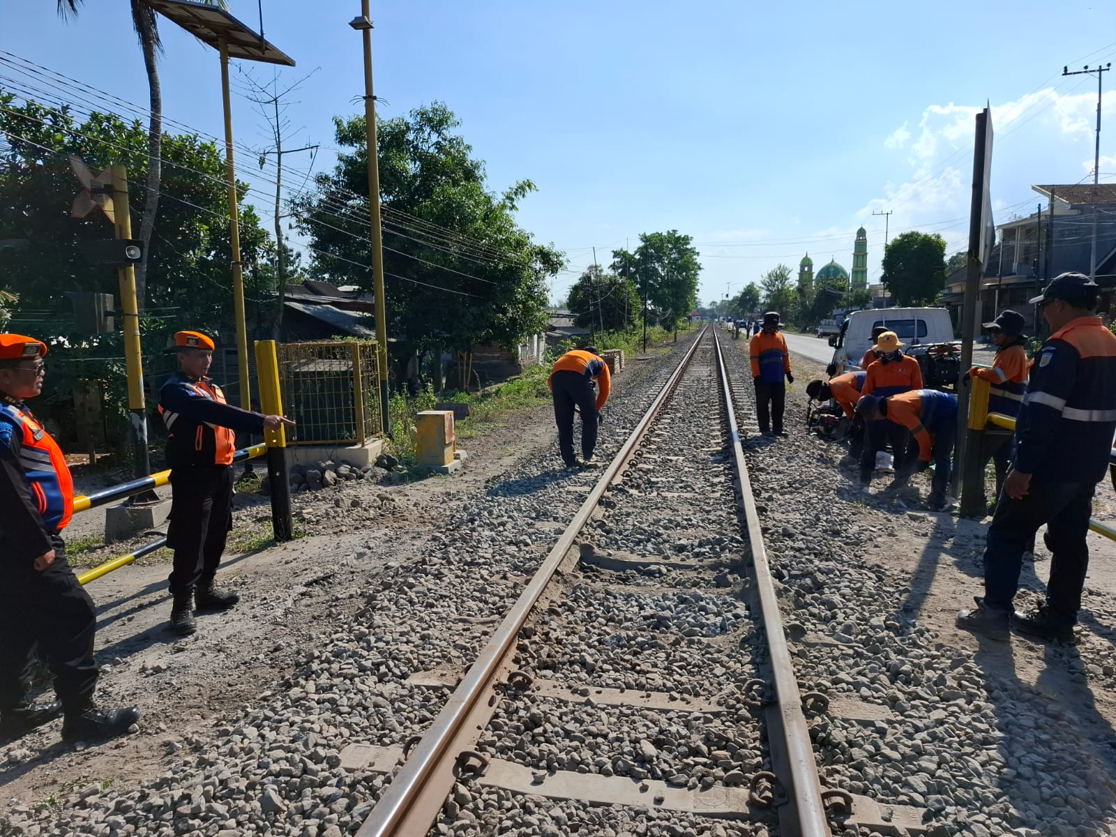 Komitmen Tingkatkan Keselamatan Perjalanan Kereta Api, KAI Daop 7 Tutup Perlintasan Sebidang Liar di Kabupaten Blitar