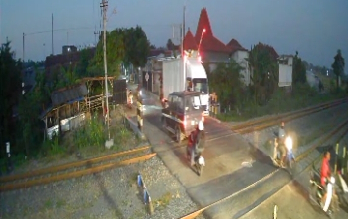 Truk Box Terburu-buru Melintas, Rusak Palang Pintu Perlintasan Sebidang JPL 91 Nganjuk