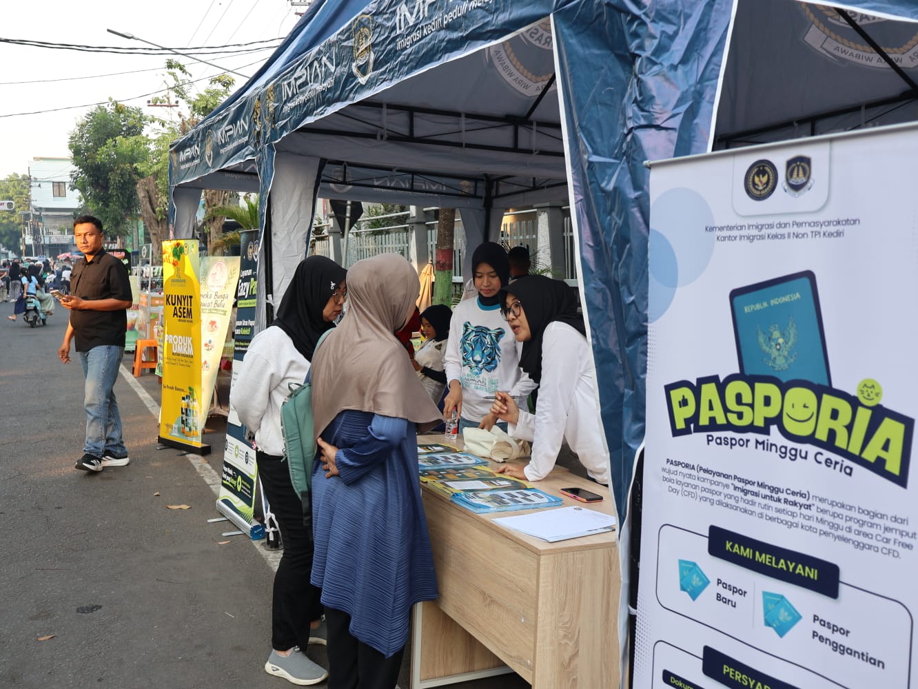 Kantor Imigrasi Kediri Menggelar Pasporia di Arena Car Free Day Alun- alun Kabupaten Nganjuk