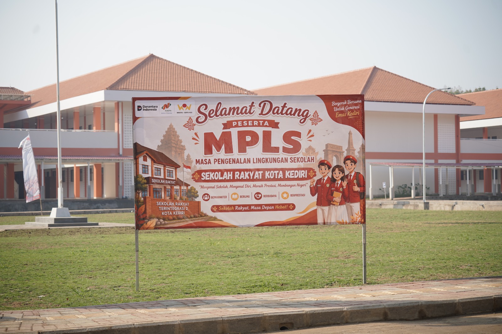 Hari Pertama Masuk Sekolah, Orang Tua Wali Murid Titipkan Masa Depan Anak di Sekolah Rakyat Terintegrasi 2 Kota Kediri