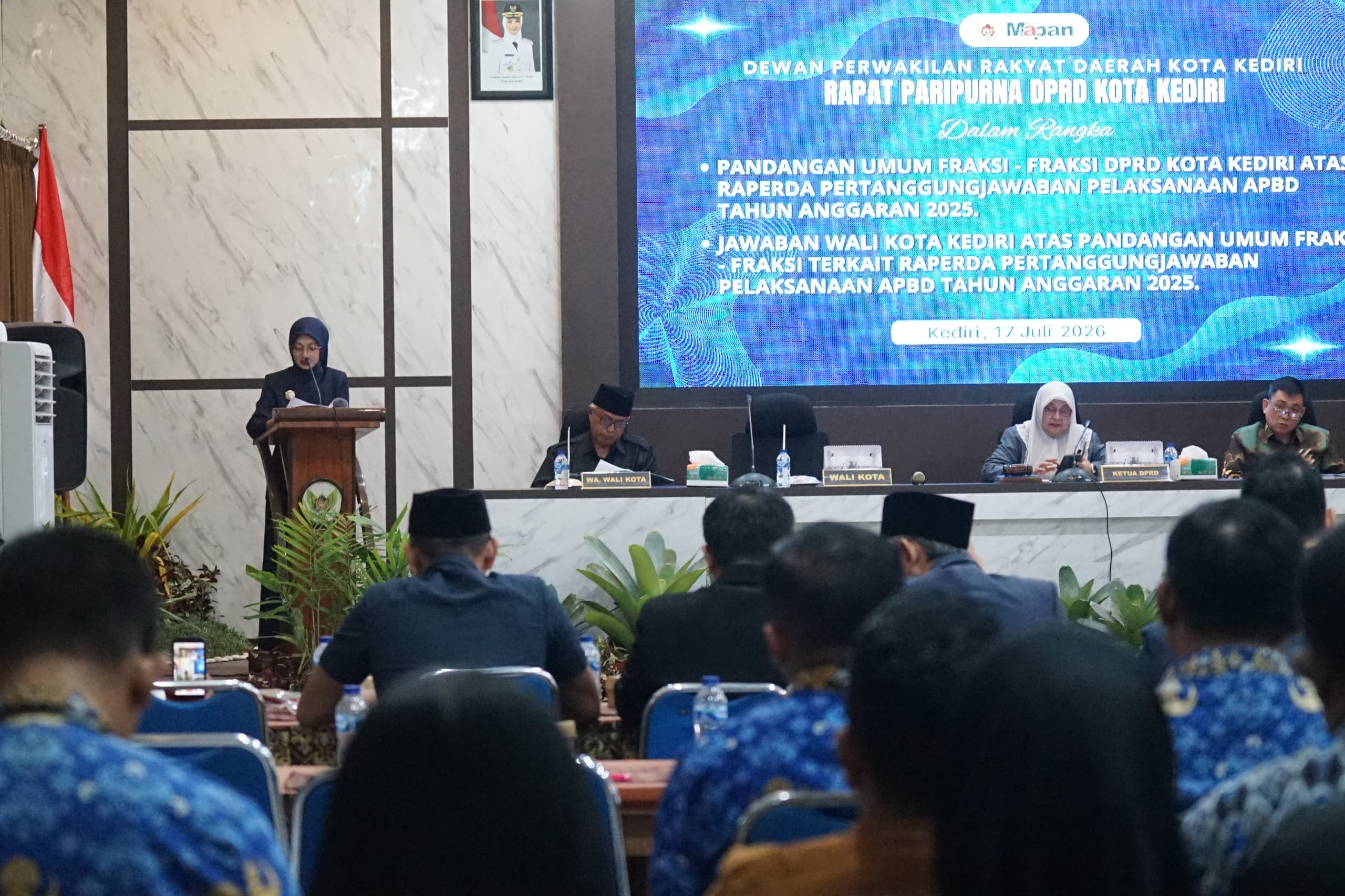 Mbak Wali Jawab Pandangan Umum Fraksi DPRD, Tegaskan Komitmen Tingkatkan PAD dan Kinerja BUMD