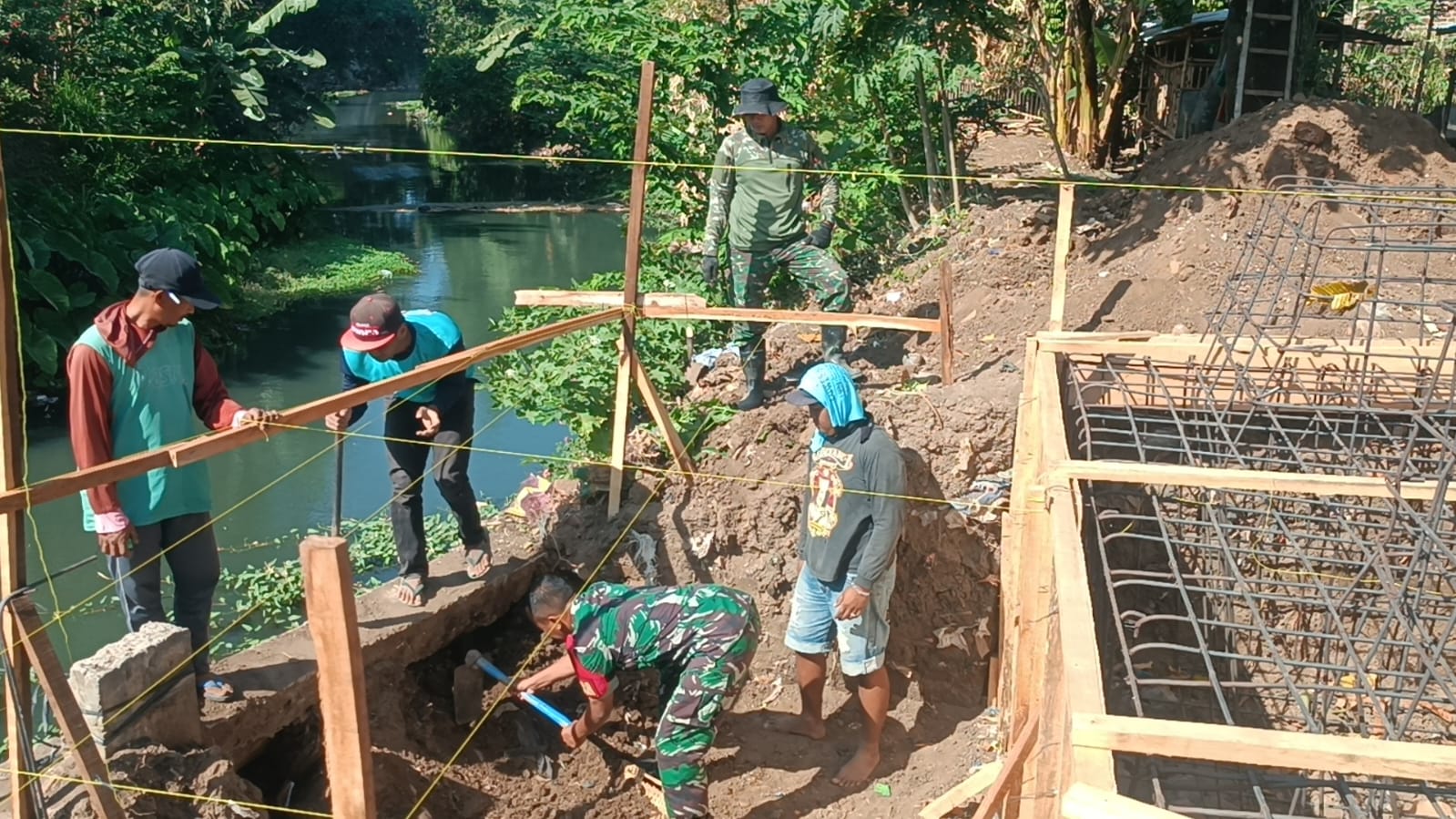 Kodim 0809/Kediri Bangun Jembatan Perintis Garuda Merah Putih di Desa Kaliboto