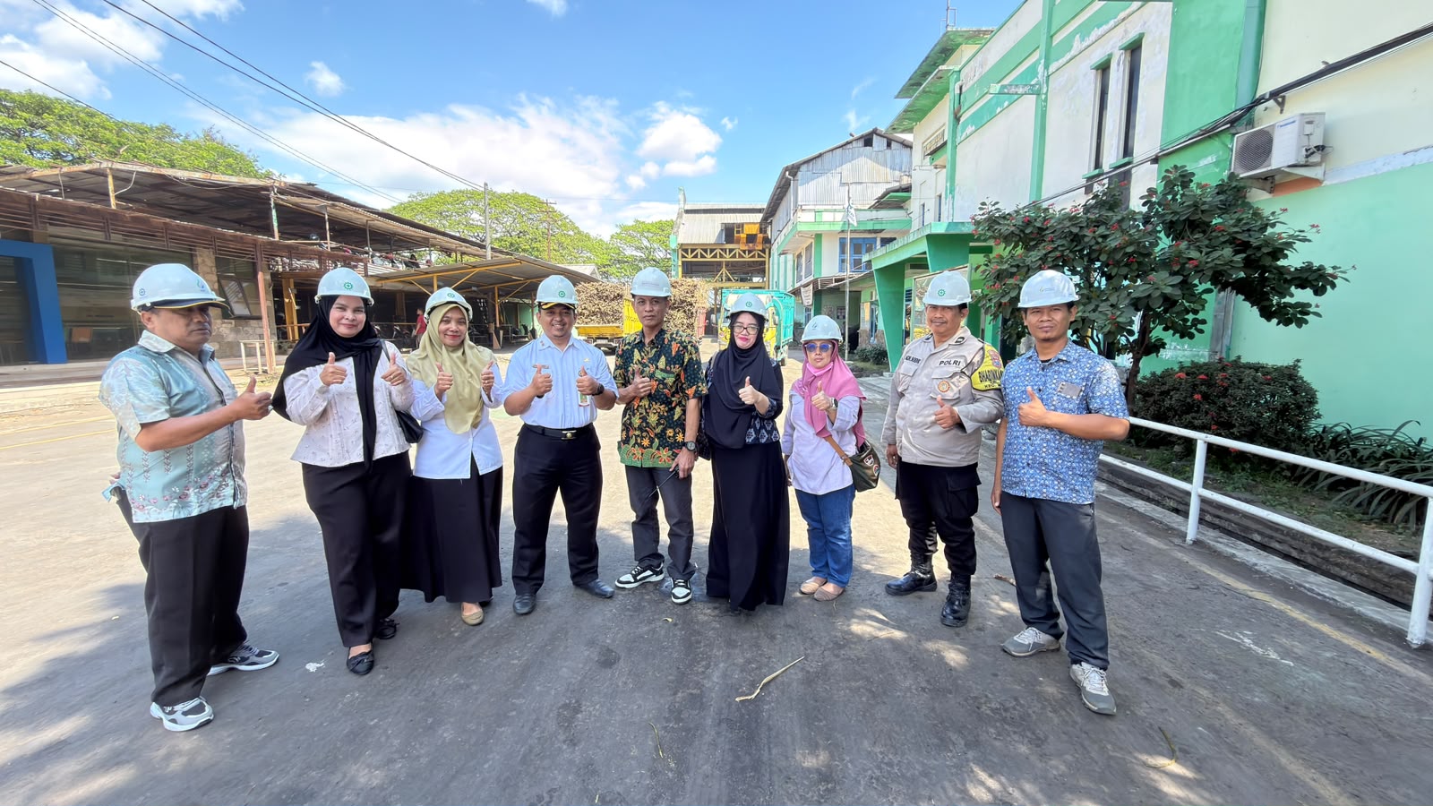 Jajaran Pejabat Kelurahan Merican Melihat Proses Produksi Gula di PG Meritjan