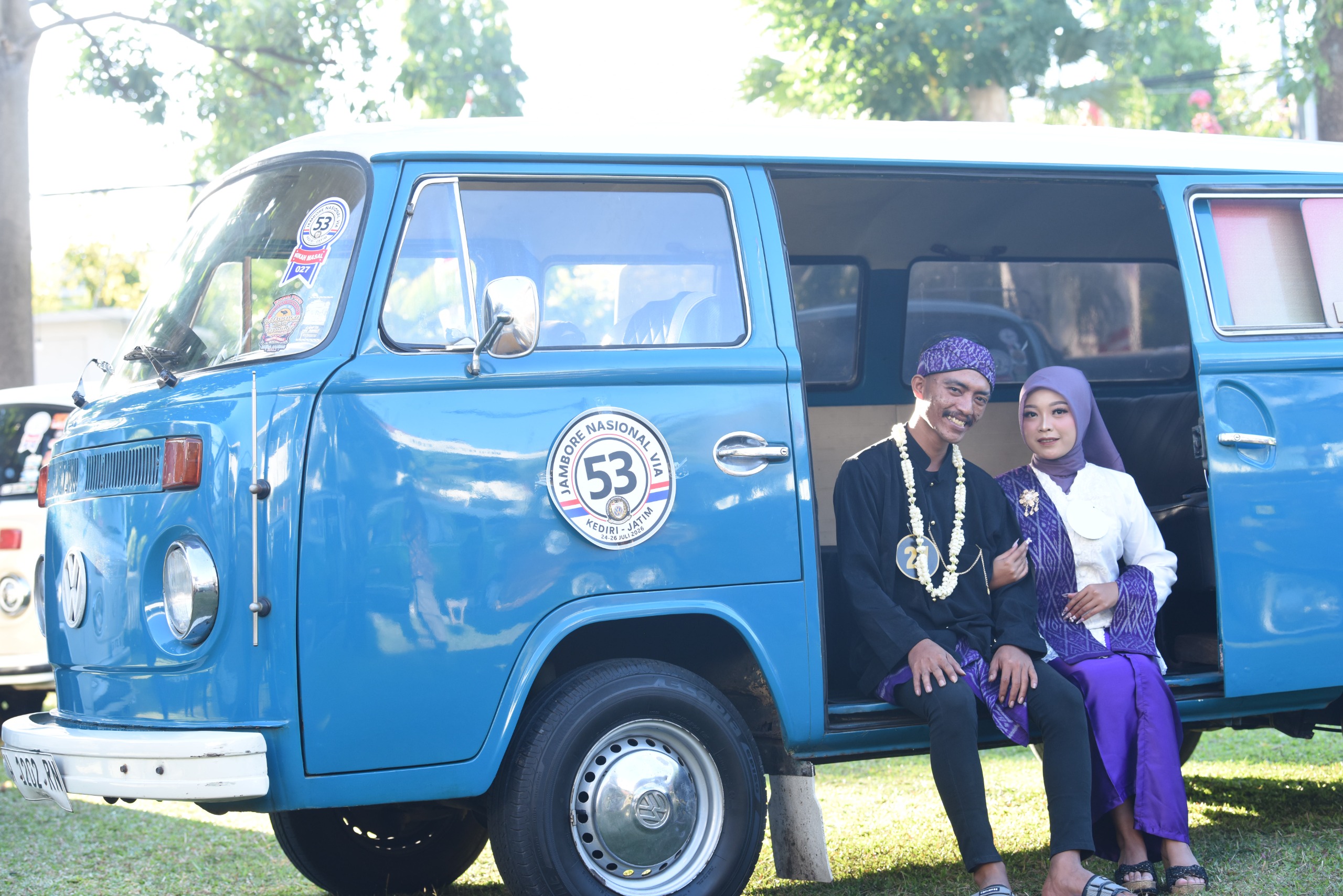 Prosesi Nikah Massal di Dalam Mobil Klasik VW Combi Sukses Tercatat di Rekor MURI