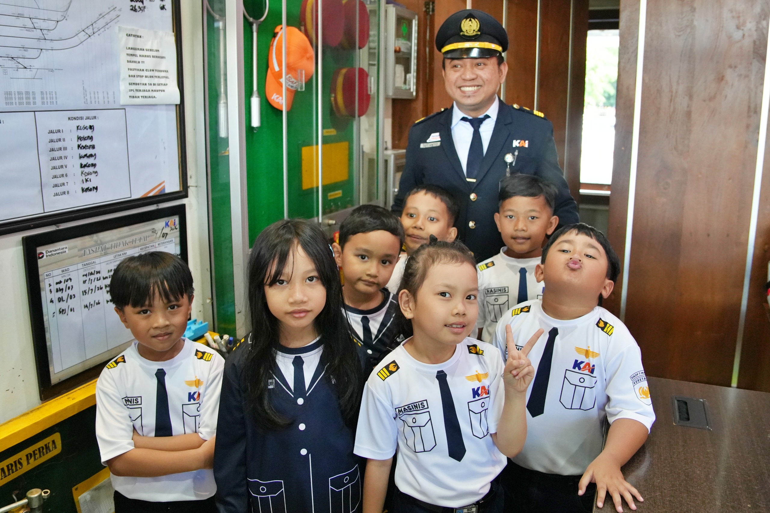 Puncak Peringatan Hari Anak Nasional 2026: KAI Daop 7 Madiun Ajak Pemenang Lomba Pantun Rasakan Pengalaman Eksklusif di KAI Rail Academy