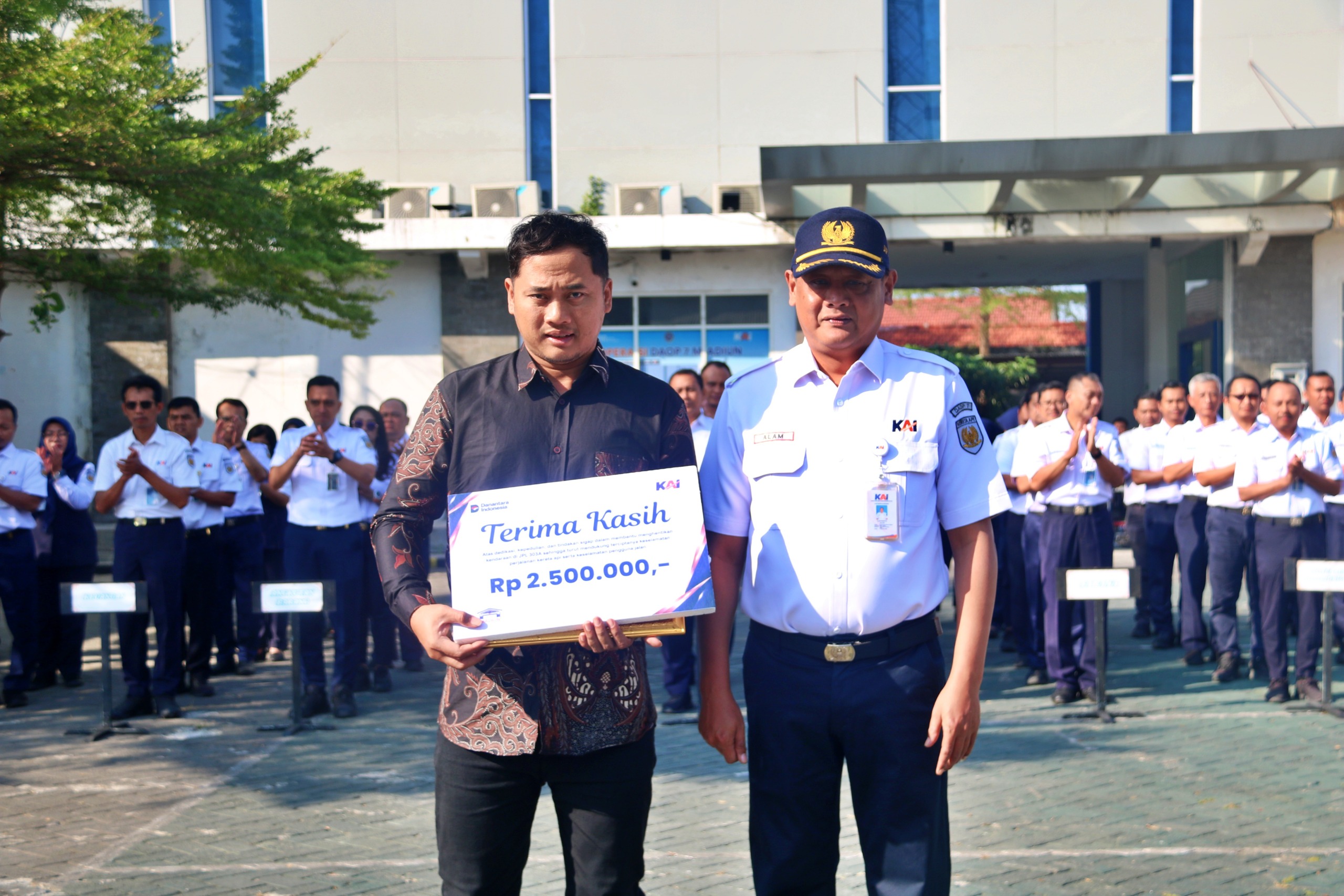 PT KAI Daop 7 Madiun Berikan Apresiasi Kepada Aris Susanto atas Kepeduliannya Mencegah Kecelakaan di JPL 303A Mengkreng