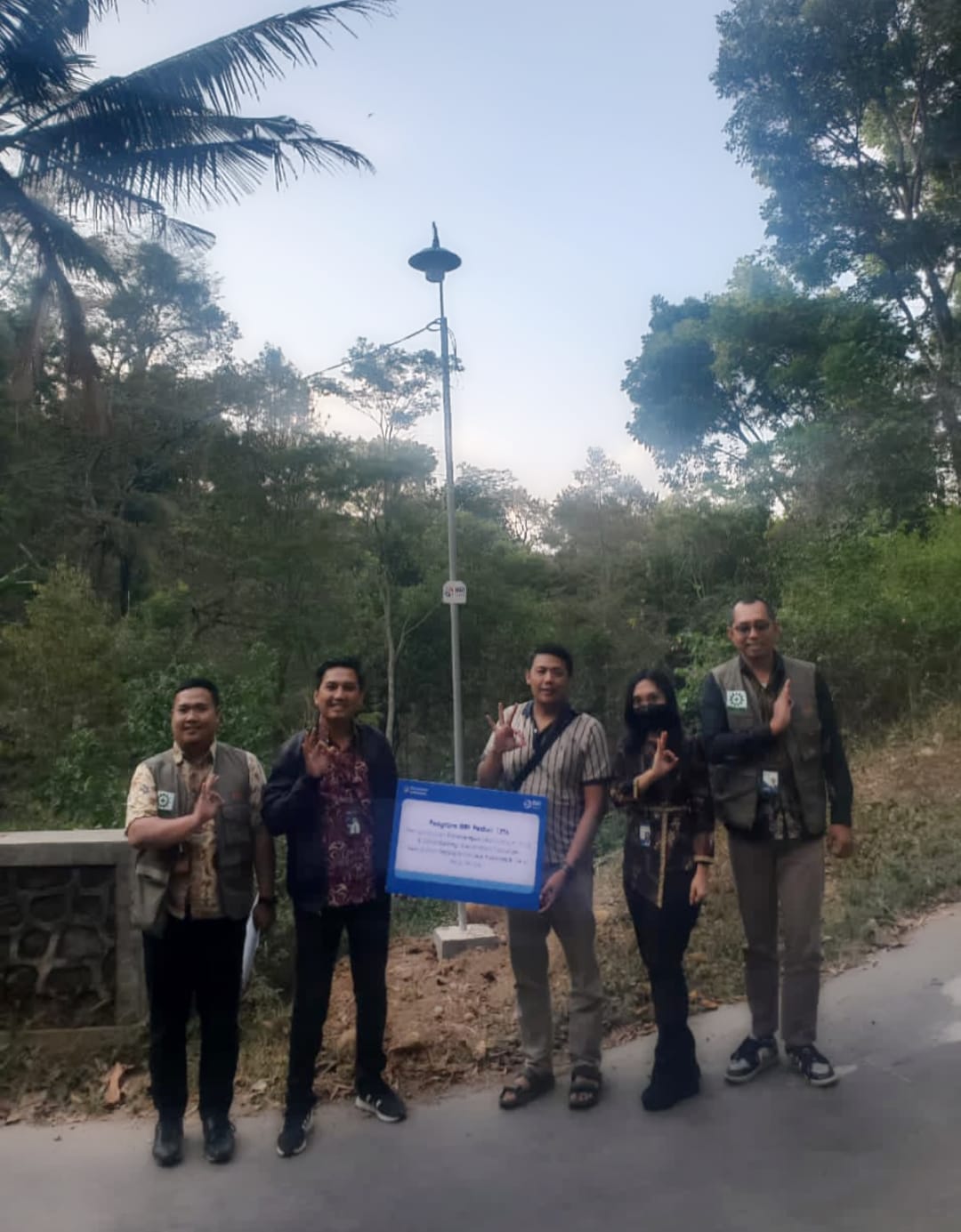 BRI Nganjuk Salurkan Bantuan Program BRI Peduli TJSL Untuk Pembangunan Penerangan Jalan Umum di Desa Bareng