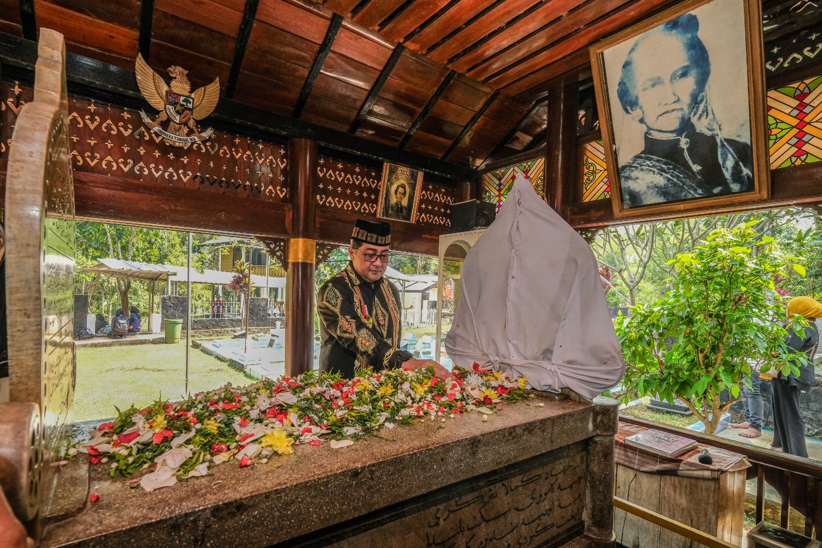 Menteri Ekraf Teuku Riefky Ziarah ke Makam Cut Nyak Dhien, Teguhkan Semangat Menghargai Sejarah dan Kepahlawanan Bangsa
