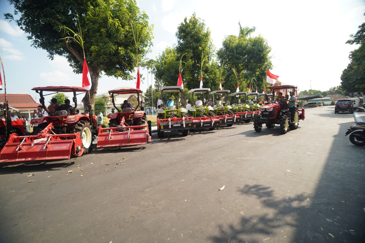 Dukung Peningkatan Produksi, Bupati Kediri Salurkan 216 Bantuan Alat Mesin Pertanian Bagi Petani