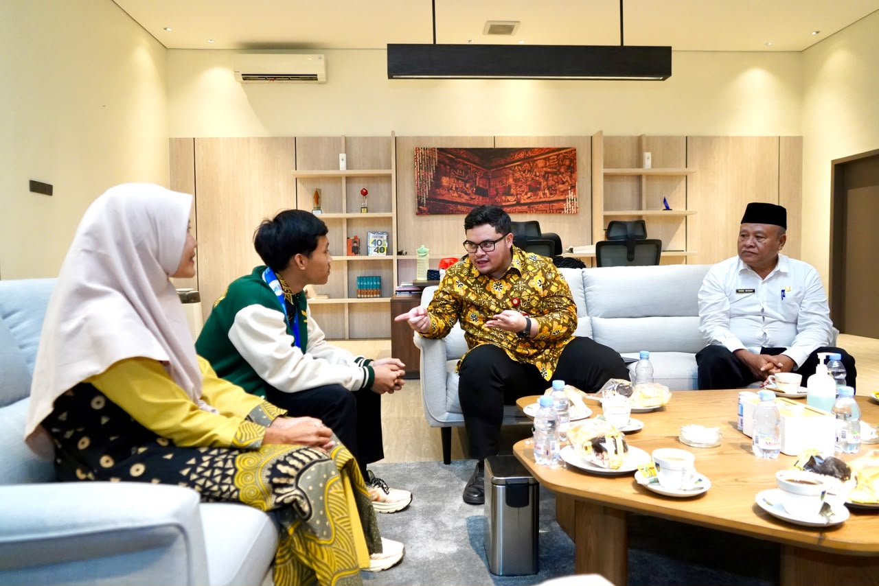 Mas Dhito Beri Beasiswa Moh Hamzah Risqi, Pelajar SMK Kartanegara Peraih Medali Emas LKS Nasional 2026