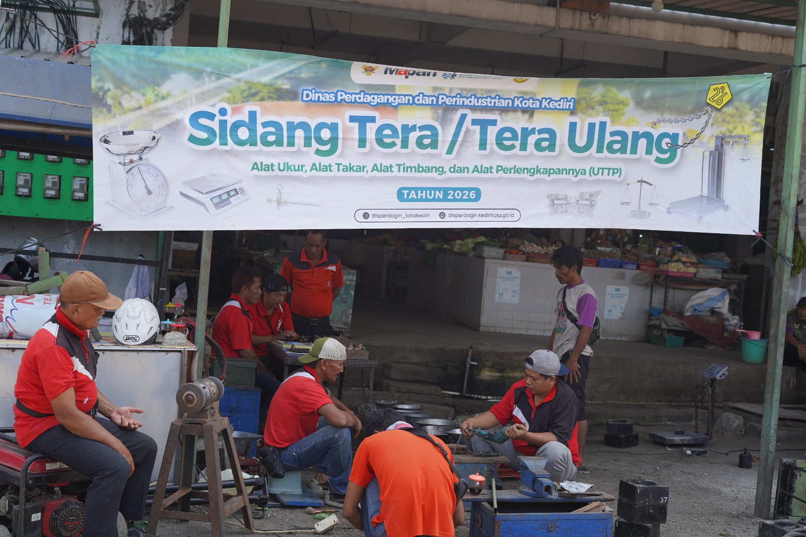 Jaga Kepercayaan Pembeli, Pedagang Kota Kediri Antusias Ikuti Layanan Tera Ulang Alat Timbang di Pasar Setono Betek