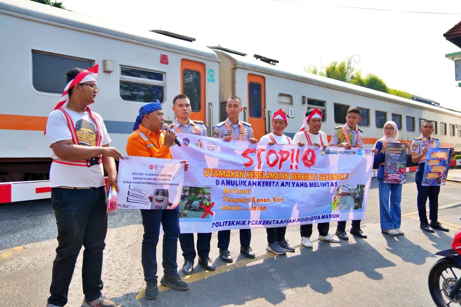 Kobarkan Semangat HUT ke-81 RI, Daop 7 Madiun Gandeng Railfans dan PPI Kampanyekan Keselamatan di Perlintasan Sebidang
