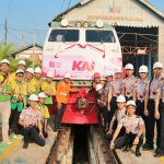 Semarakkan HUT ke-81 RI, Daop 7 Madiun dan Rail Fans serta Siswa PPI Hias Lokomotif KA Manja Bernuansa Merah Putih