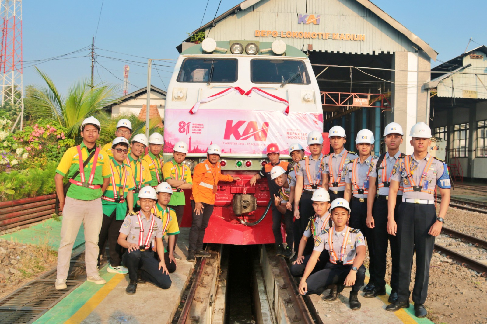 Semarakkan HUT ke-81 RI, Daop 7 Madiun dan Rail Fans serta Siswa PPI Hias Lokomotif KA Manja Bernuansa Merah Putih