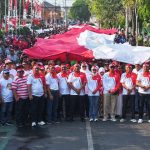 Semarak Perayaan HUT Kemerdekaan RI, Mbak Wali Ikut Kirab Merah Putih Raksasa Bersama Organisasi Pemuda