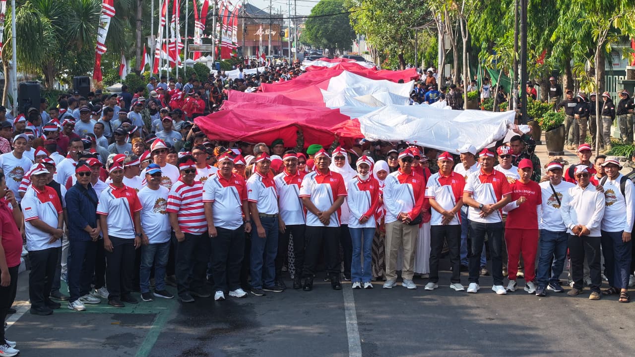 Semarak Perayaan HUT Kemerdekaan RI, Mbak Wali Ikut Kirab Merah Putih Raksasa Bersama Organisasi Pemuda