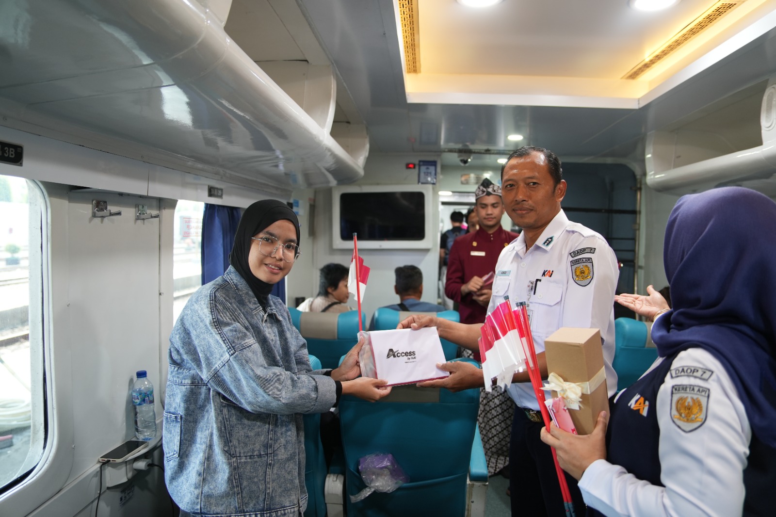 KAI Daop 7 Madiun Ajak Pelanggan Rayakan HUT ke-81 RI di Stasiun dan di Atas Kereta Api
