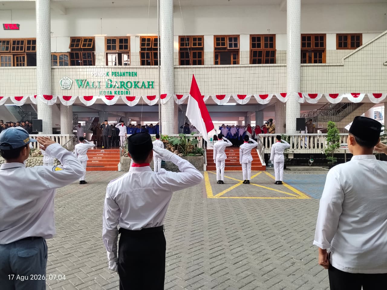 Ribuan Santri dan Pengurus Ponpes Wali Barokah Gelar Upacara Peringatan HUT RI ke 81 Dengan Khidmat