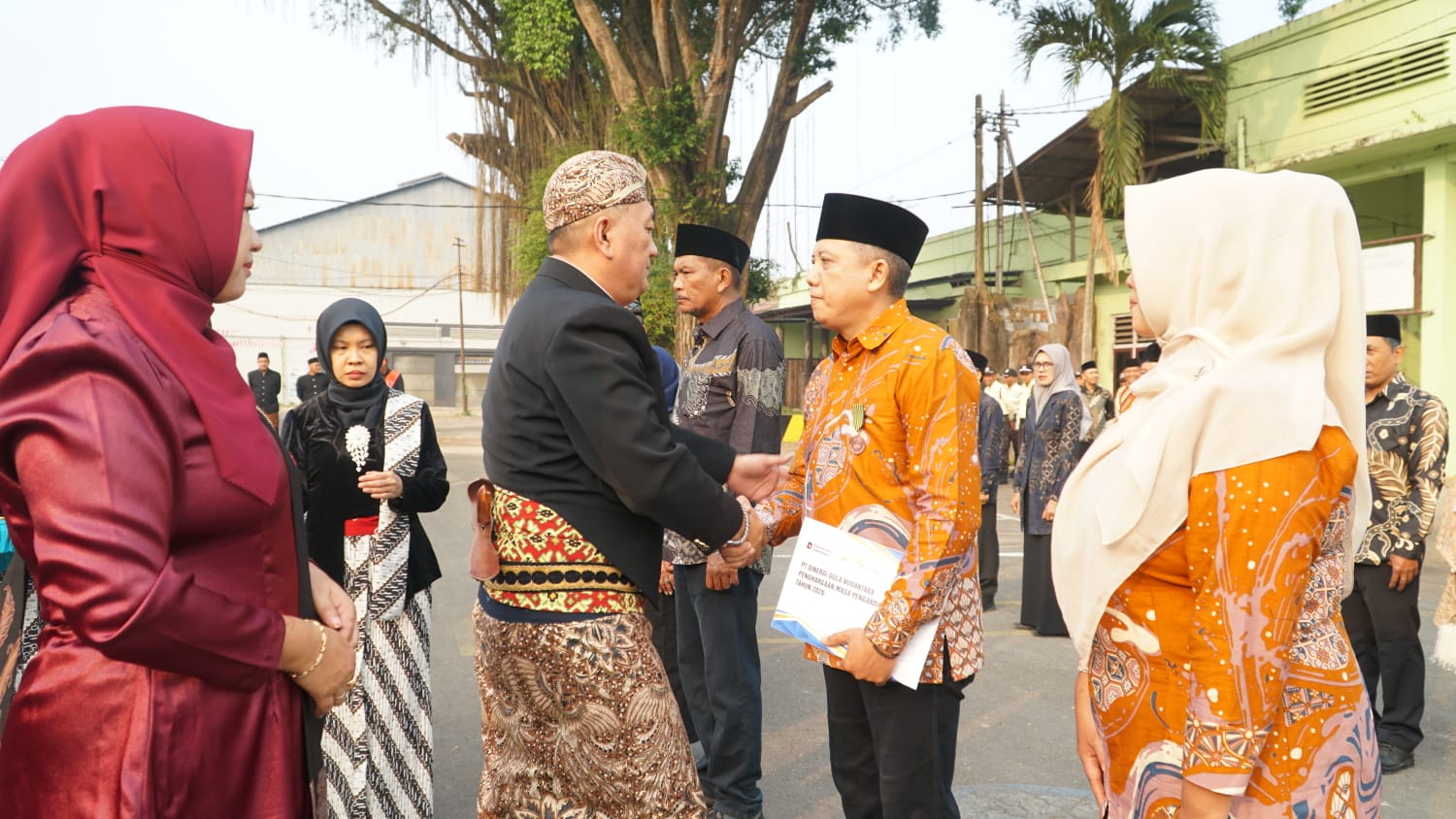Belasan Karyawan Pabrik Gula Pesantren Baru Terima Penghargaan Saat Upacara HUT Kemerdekaan RI ke-81