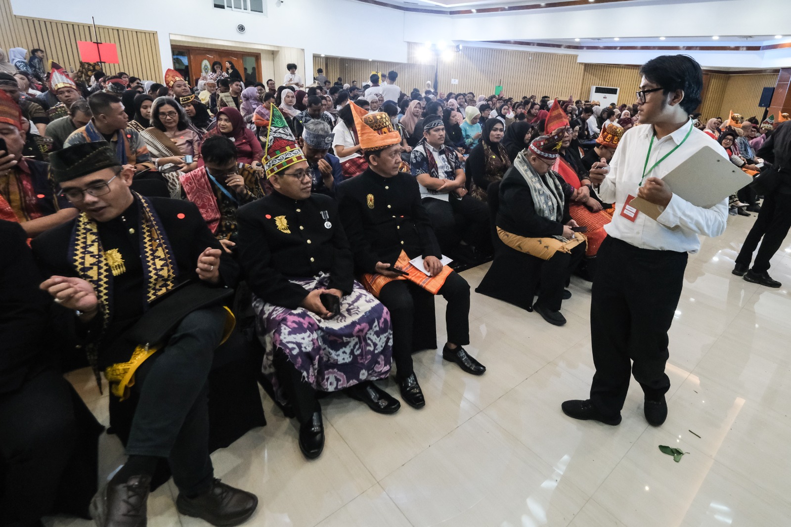 Kemenekraf Cetak Rekor Dunia Guinness World Records Usai Hadirkan 306 Pegawai Berwastra Tenun Asli
