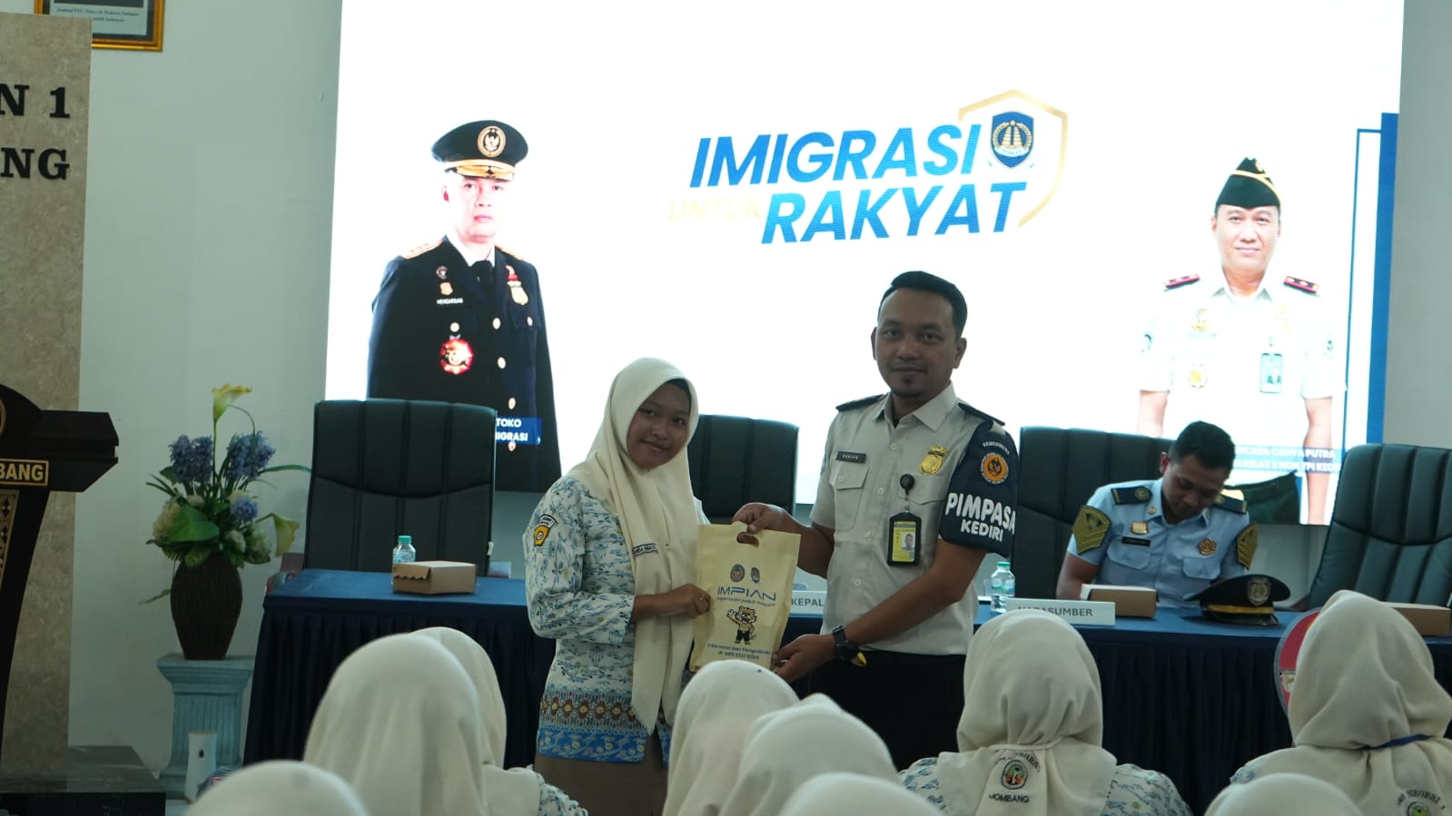 Lindungi Generasi Muda dari Ancaman TPPO, Imigrasi Kediri  Edukasi Pelajar SMAN 1 Jombang