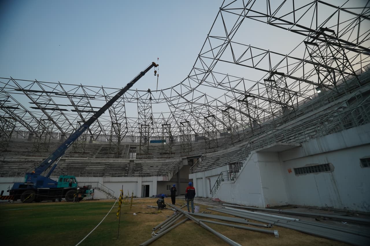 Pemasangan Rangka Atap Stadion Gelora Daha Jayanti Gunakan 3 Crane, Targetkan Selesai Akhir November 2026