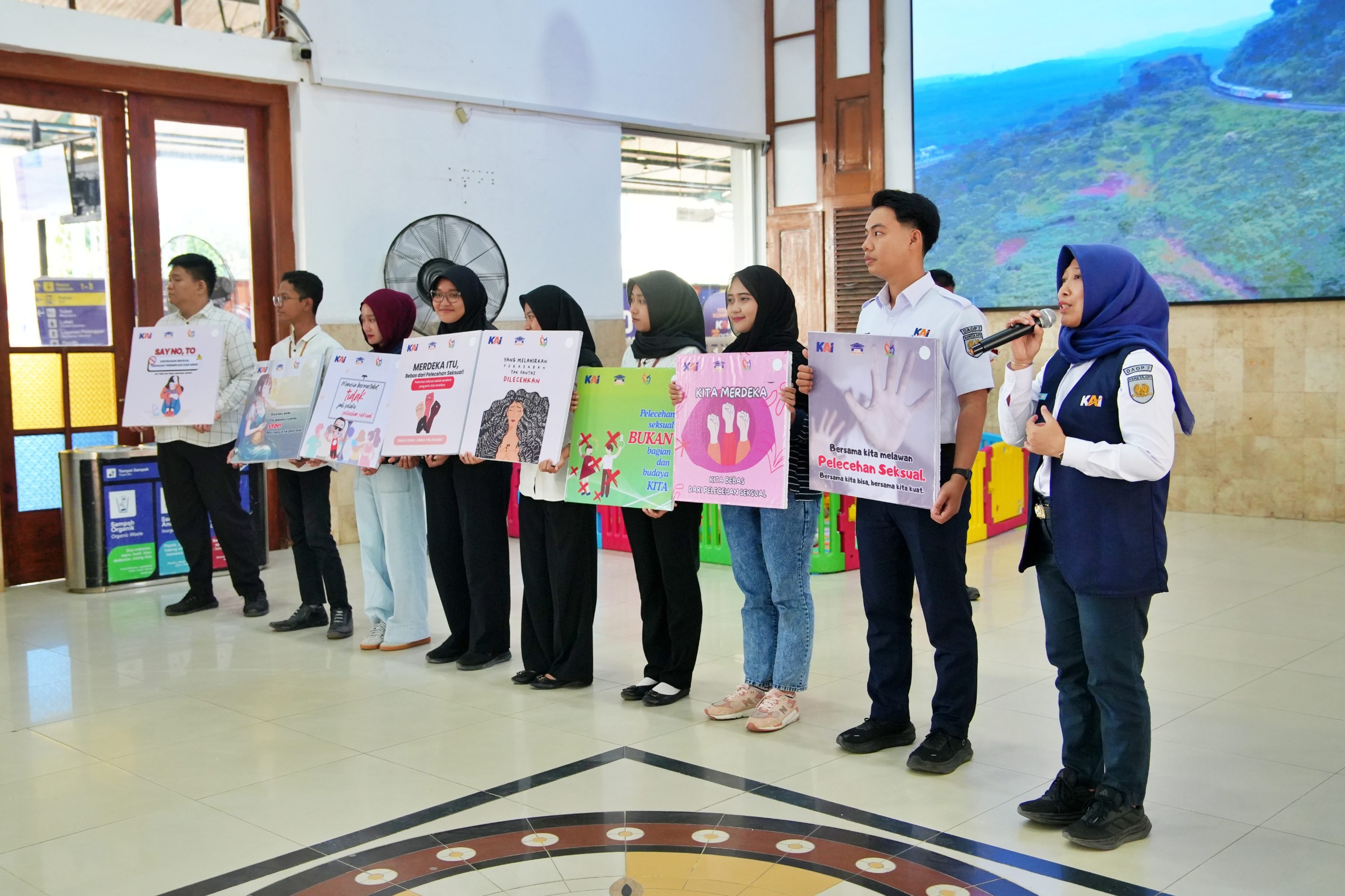 Wujudkan Ruang Publik Aman, KAI Daop 7 Madiun Gandeng Komunitas Pecinta KA Gelar Kampanye Anti Pelecehan Seksual