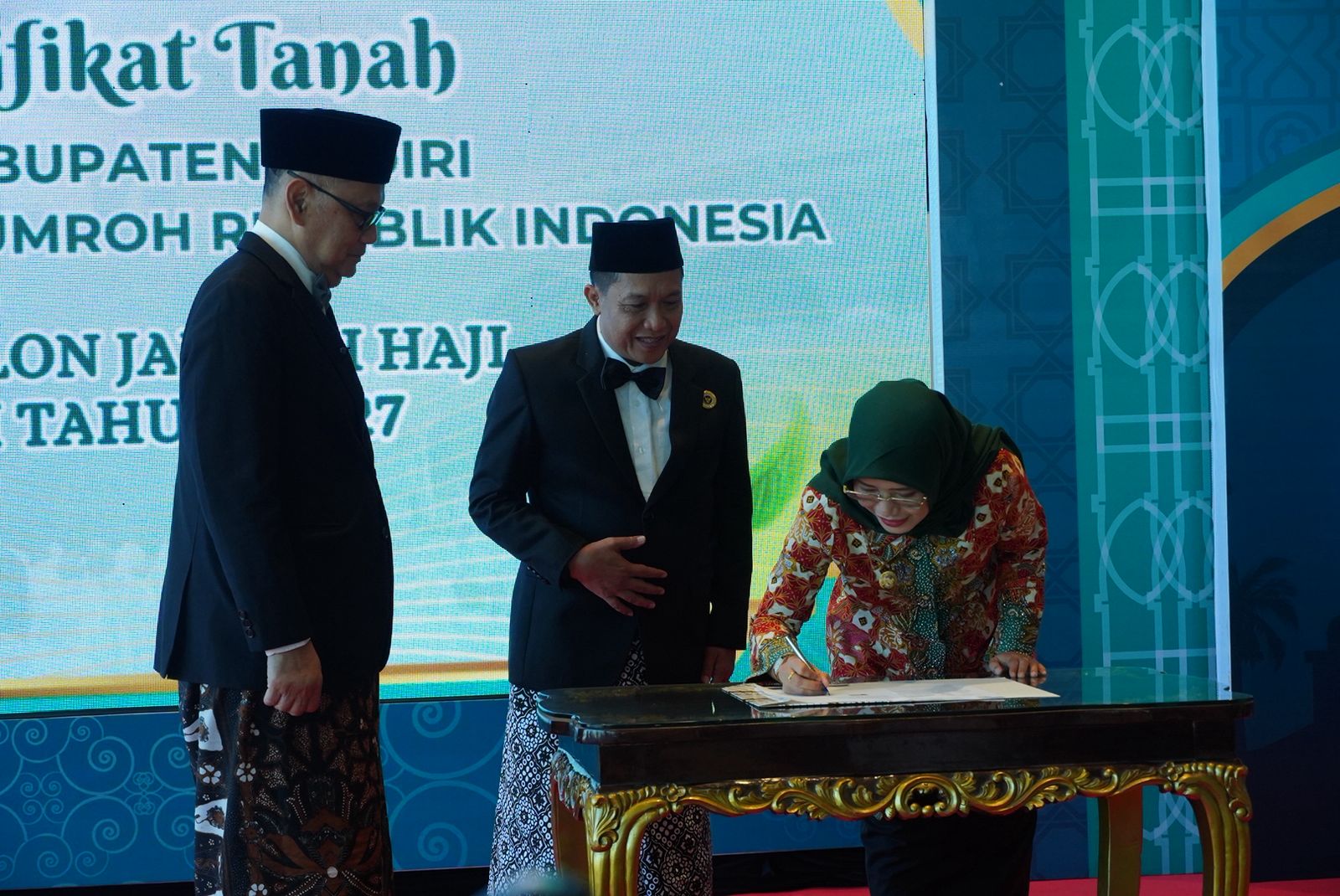 Pemkab Kediri Serahkan Sertifikat Tanah Untuk Pembangunan Hotel Haji