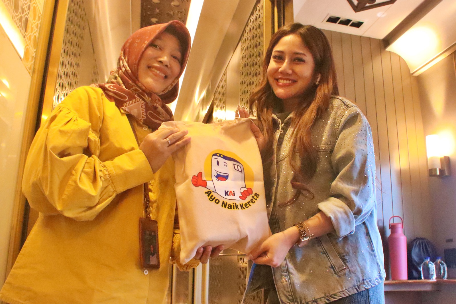 PT KAI Daop 7 Madiun Sapa Pelanggan dan Bagikan Souvenir di Hari Pelanggan Nasional