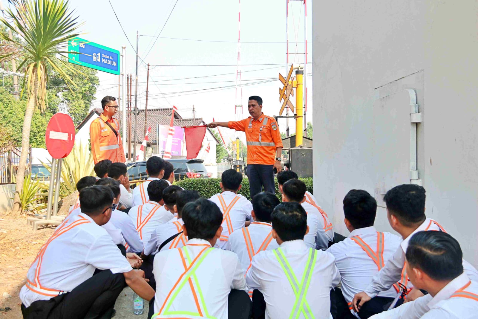KAI Daop 7 Madiun Perkuat Keselamatan Perlintasan Sebidang Melalui Peningkatan Kompetensi Petugas dan Pembangunan Infrastruktur