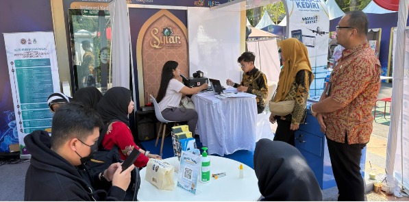 Stan Kantor Imigrasi Kediri Layani Permohonan Paspor Yang Datang di Semarak Ekonomi Syariah Wilayah Mataraman