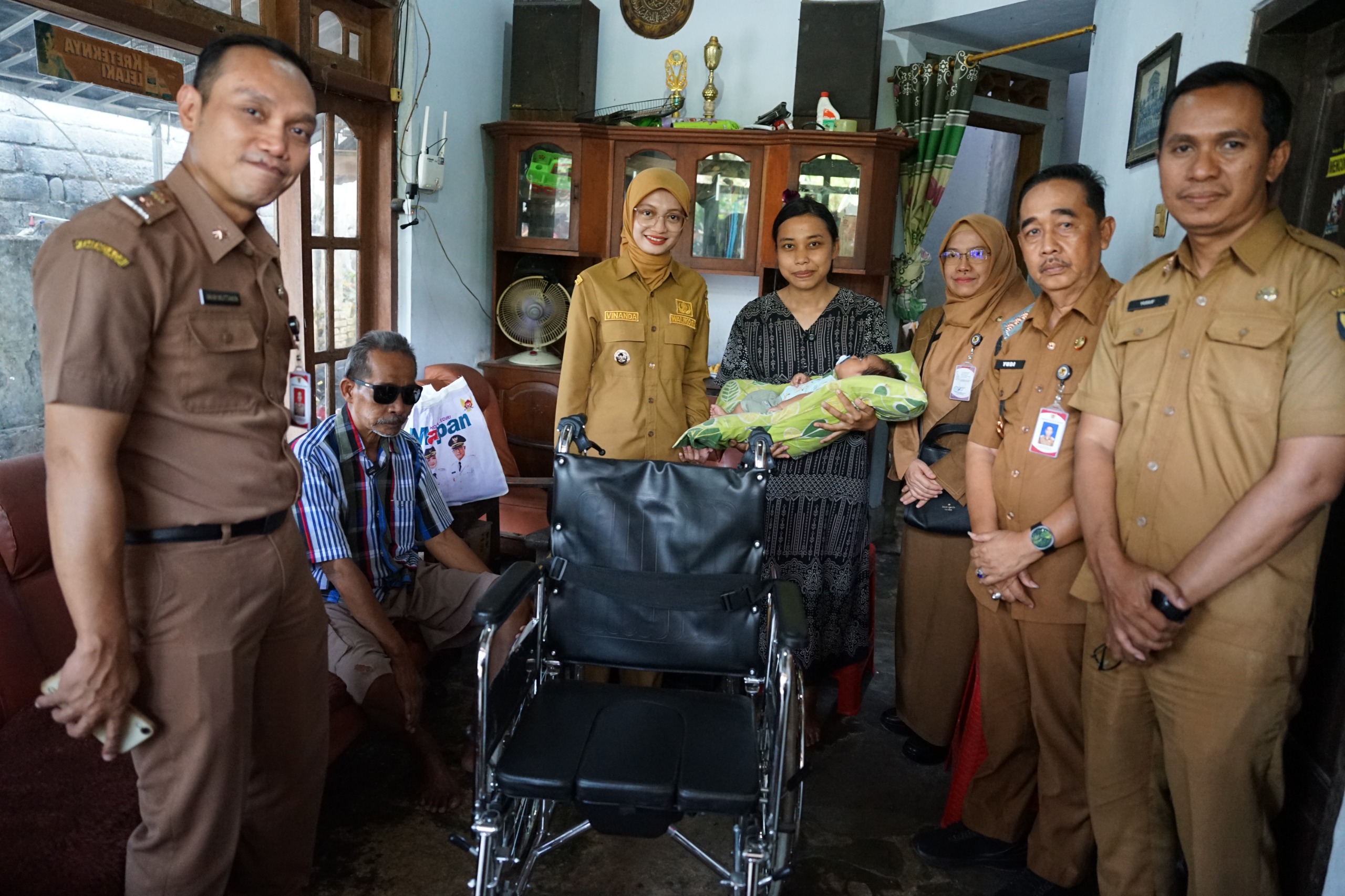 Sambangi Rumah Warga, Mbak Wali Pastikan Alat Bantu Bagi Warga Disabilitas Beri Manfaat Nyata