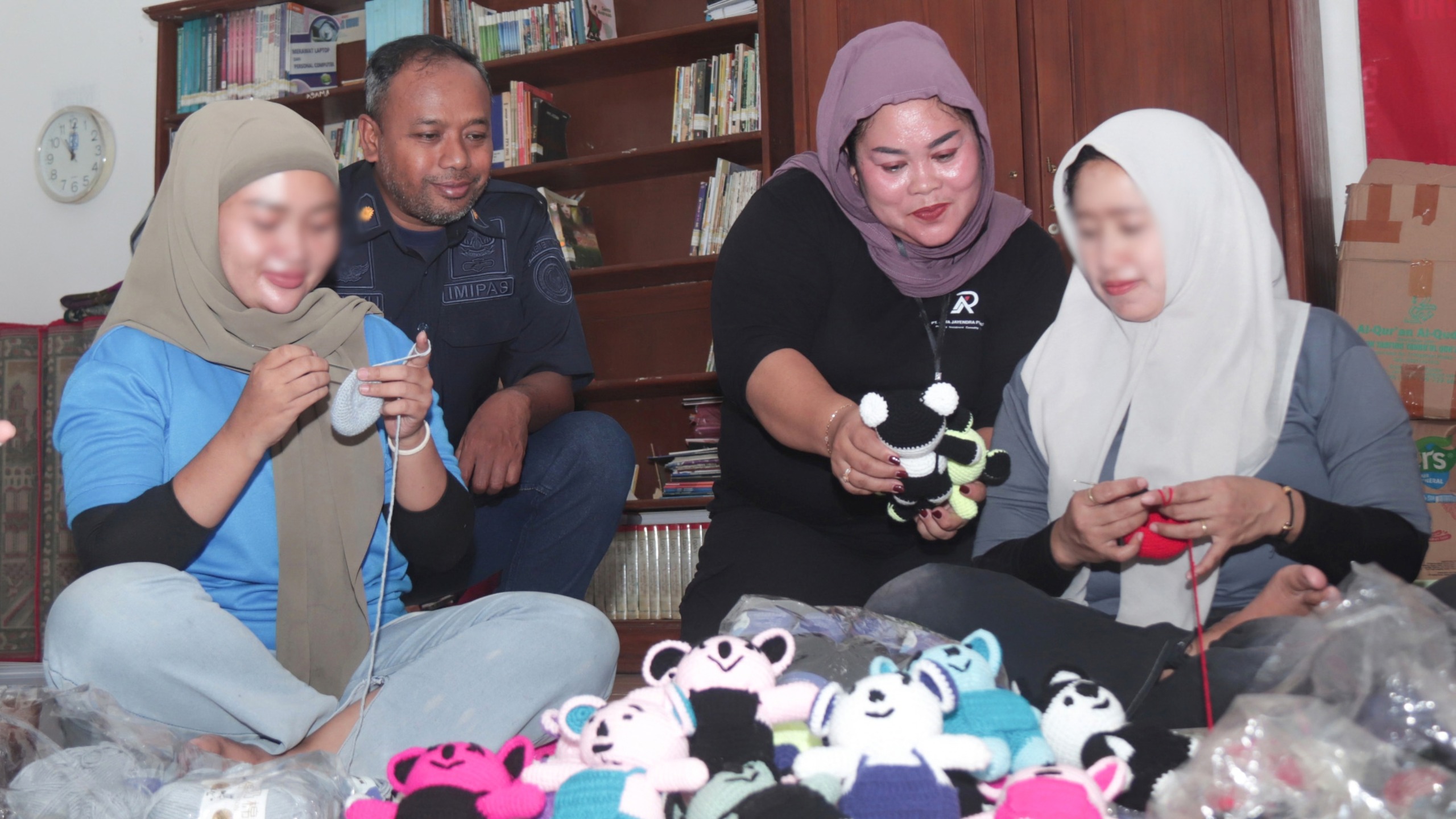 Dari Benang Menjadi Karya Kerajinan Rajut, Warga Binaan Lapas Kediri Siap Melangkah Mandiri