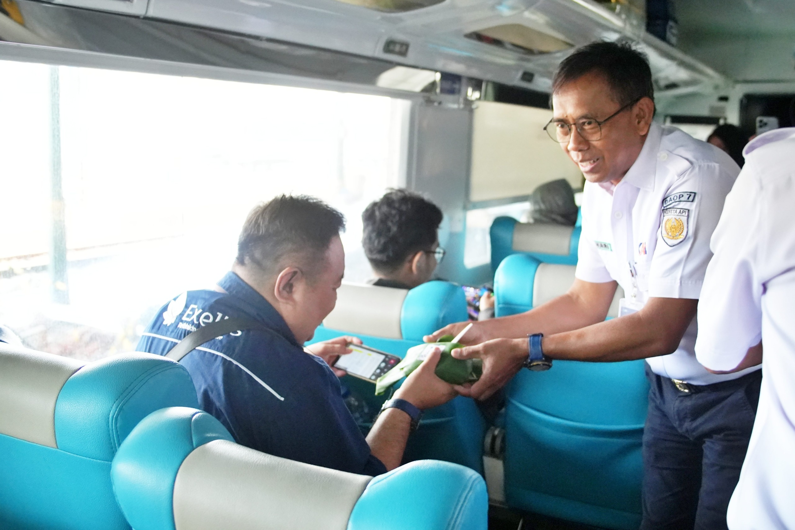 Sambut HUT ke-81, PT Kereta Api Indonesia Daop 7 Madiun Bagikan Ratusan Porsi Nasi Pecel Pincuk Khas Madiun Untuk Pelanggan