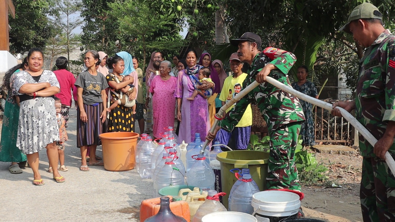 Bakti TNI AD Kodim 0809/Kediri Penuhi Kebutuhan Air Bersih Warga Desa Surat