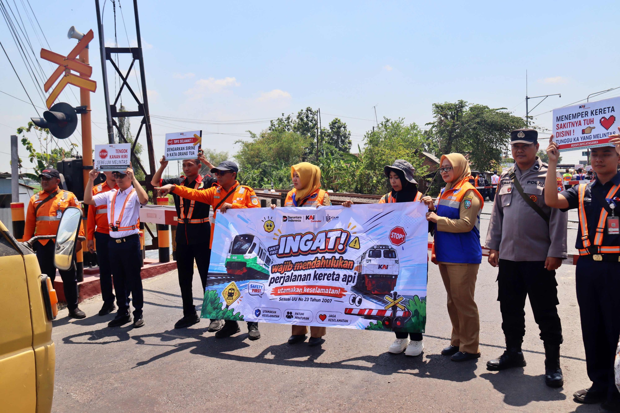 KAI Daop 7 Madiun Bersama KAI Commuter Serta Gandeng Komunitas Railfans Gencarkan Sosialisasi Keselamatan di JPL Jombang dan Sembung