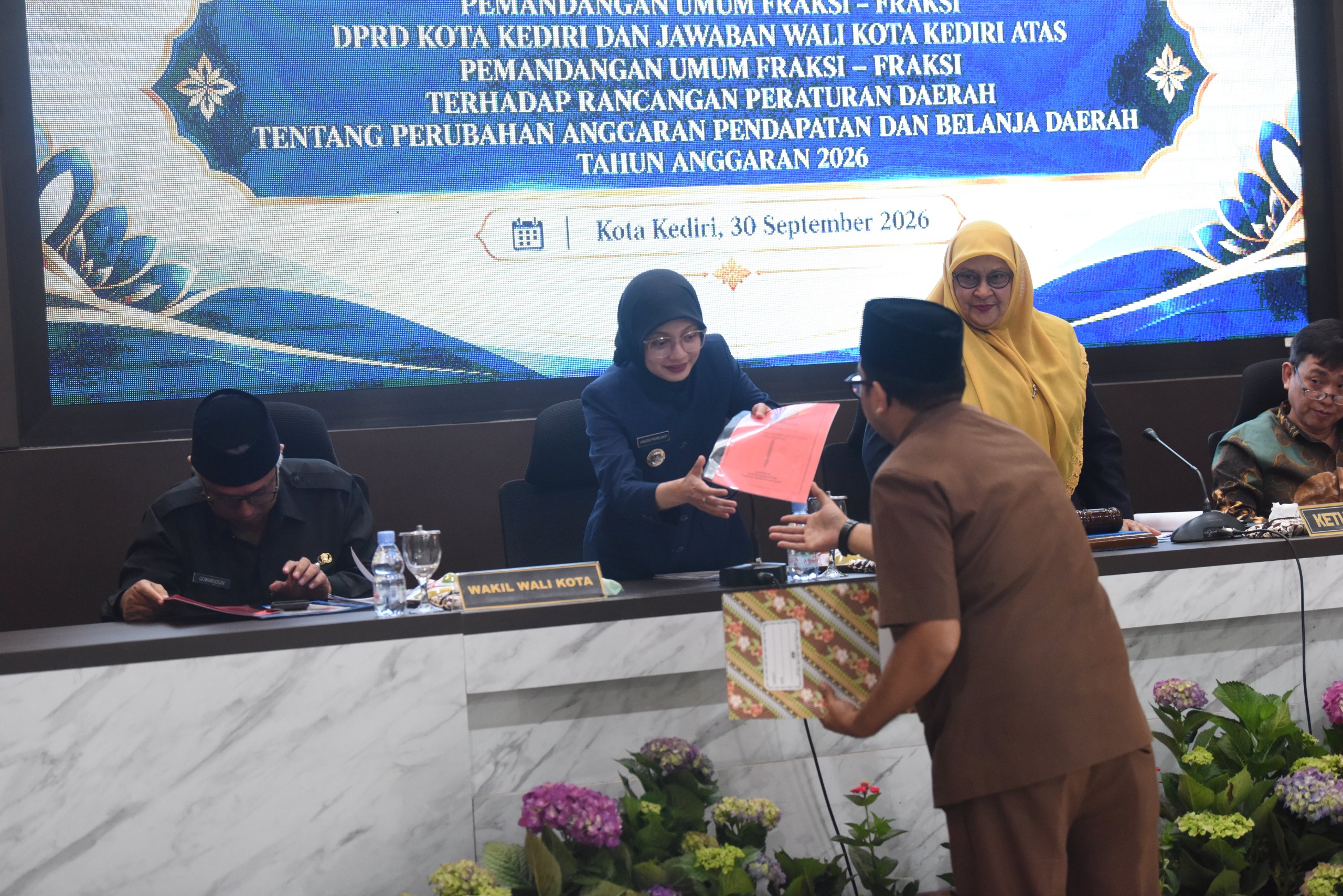 Rapat Paripurna DPRD Kota Kediri, Mbak Wali Jawab Pandangan Umum Fraksi