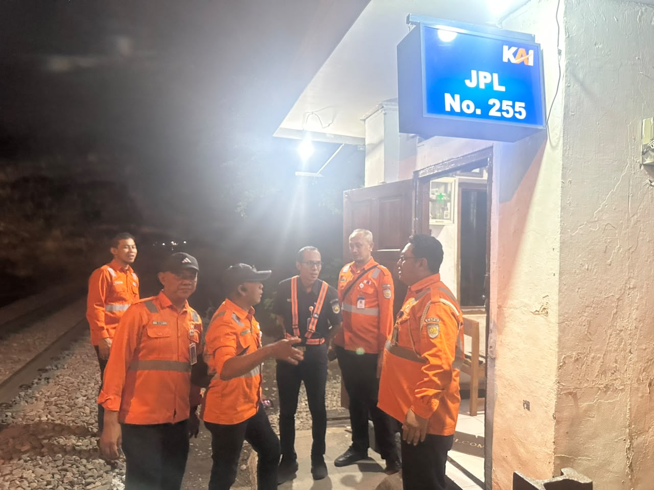 Komitmen Keselamatan Perjalanan KA, Manajemen KAI Daop 7 Madiun Intensifkan Inspeksi Malam Perlintasan Sebidang