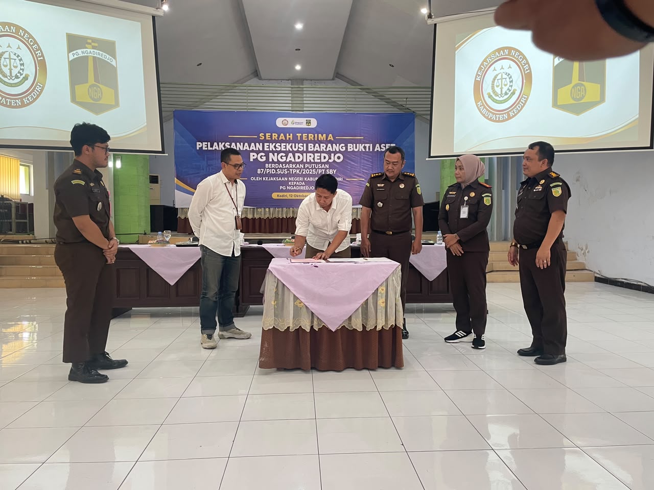 Kejari Kabupaten Kediri Serahkan Aset Lahan ke PG Ngadiredjo, Bakal Jadi Area Emplasemen Tebu